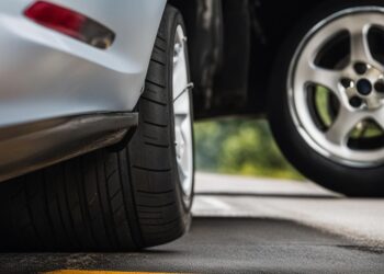 beim bremsen fahrzeug nach rechts zieht. wie verhalten sie sich