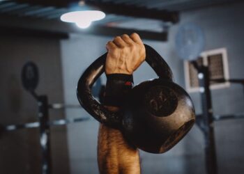 Kettlebells vs. Hanteln: Welches Trainingsgerät ist besser für dich?