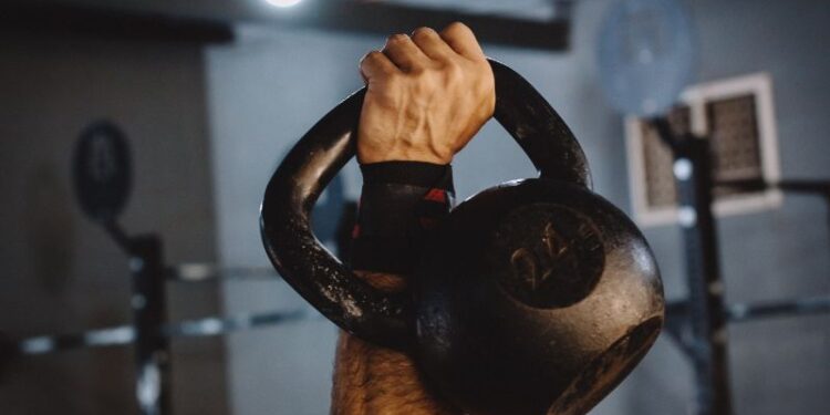 Kettlebells vs. Hanteln: Welches Trainingsgerät ist besser für dich?