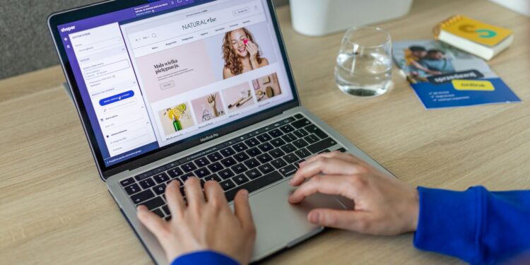 E-Commerce für die Festmode: Wie Online-Shopping Hochzeits- und Abendkleider verändert